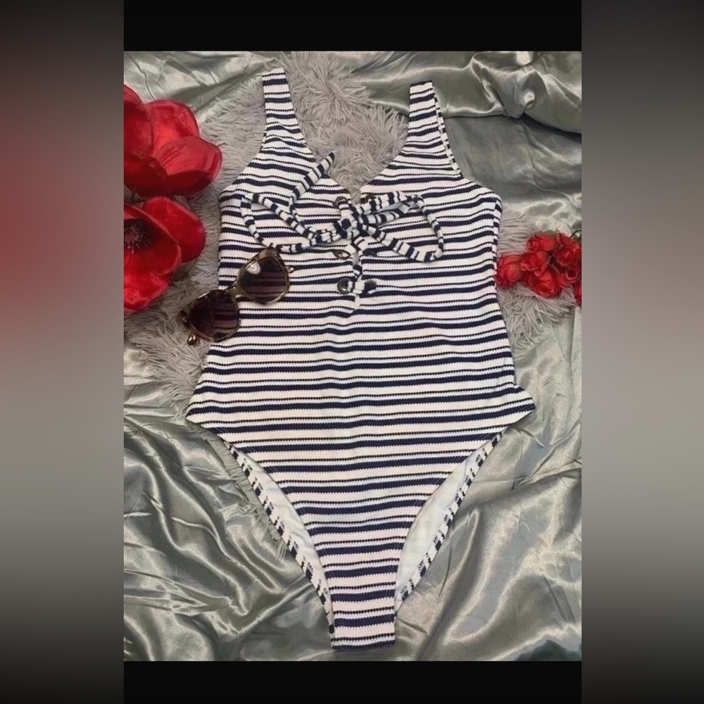 🌹Cupshe • Cute & Casual Blue & White Striped One Piece Swimsuit • EUC